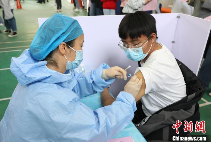 学生在宁夏大学新冠疫苗接种点接种疫苗。　杨迪 摄
