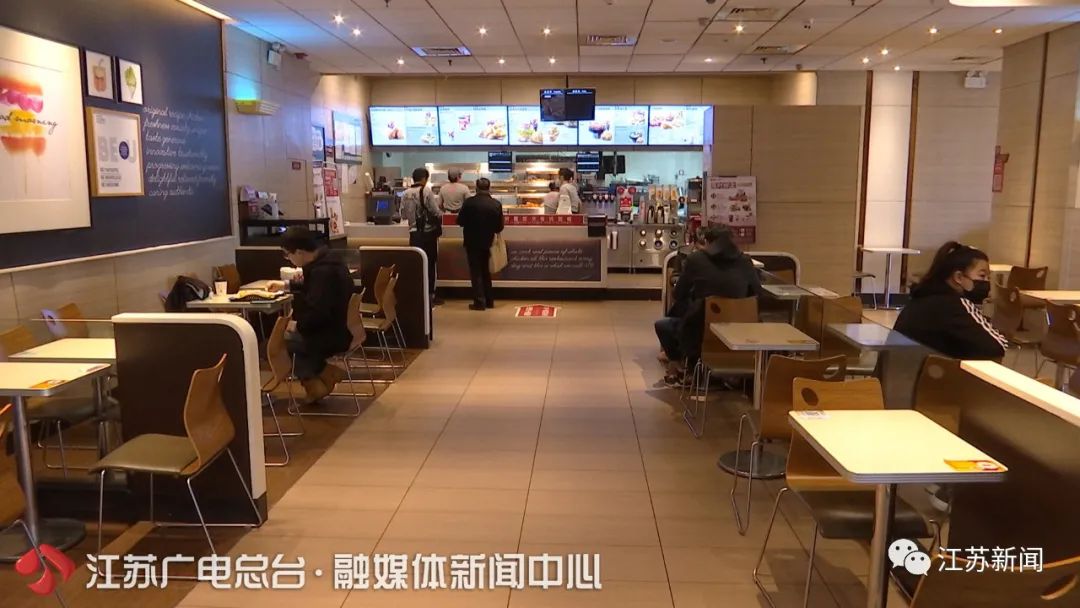 肯德基就餐喝到消毒水,胃部严重不适!女孩索赔却被这样要求休闲区蓝鸢梦想 - Www.slyday.coM 肯德基就餐喝到消毒水,胃部严重不适!女孩索赔却被这样要求休闲区蓝鸢梦想 - Www.slyday.coM