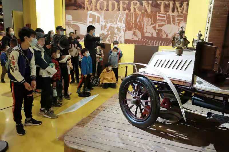 教育圆桌小记者“打卡”北京汽车博物馆