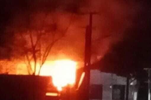 德穆市在冲突后燃起大火 图源：社交媒体