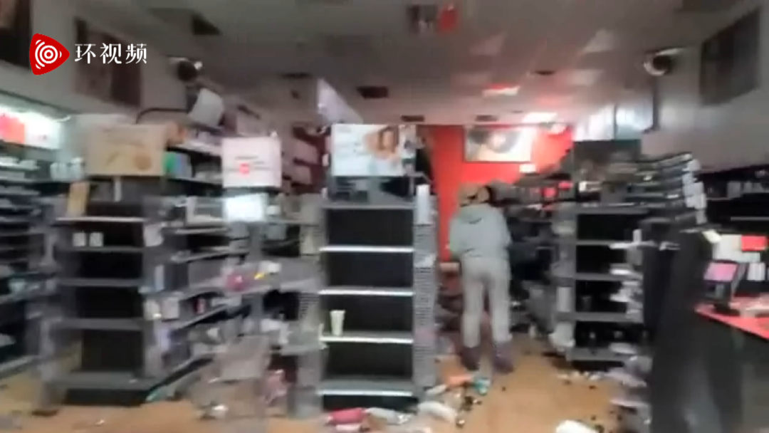 抗议变抢劫?美国示威者抗议黑人被警察枪杀,多家商店遭洗劫