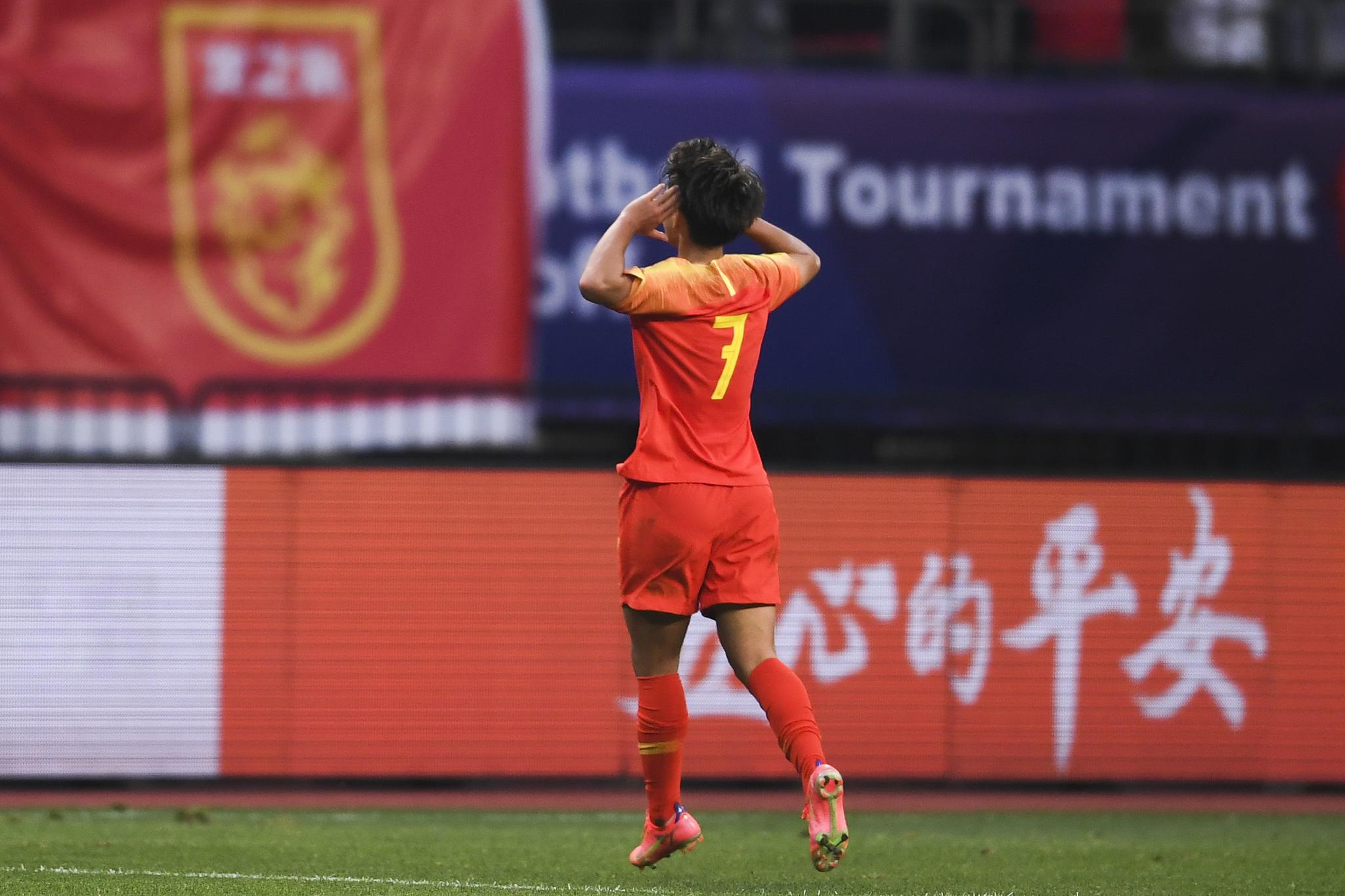 王霜庆祝进球。