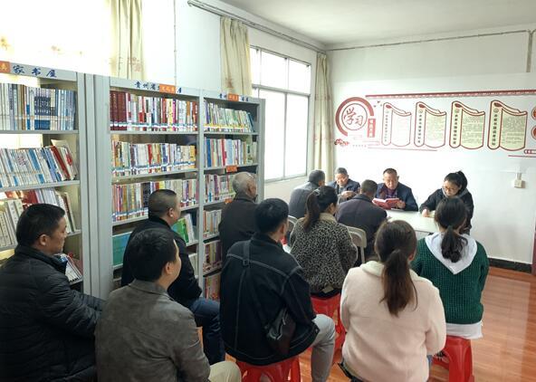 党员干部正在铺田村农家书屋里开展党史学习教育