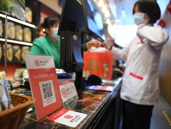 王府井大街的一家商店内可使用数字人民币支付（2月12日摄）。（新华社）