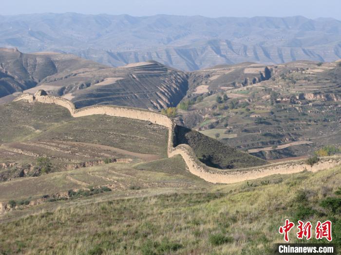 不同的季节、时间、天气和光照条件下,长城呈现出各不相同、超乎想象的视觉美感。图为地椒峁长城。 张珉 摄