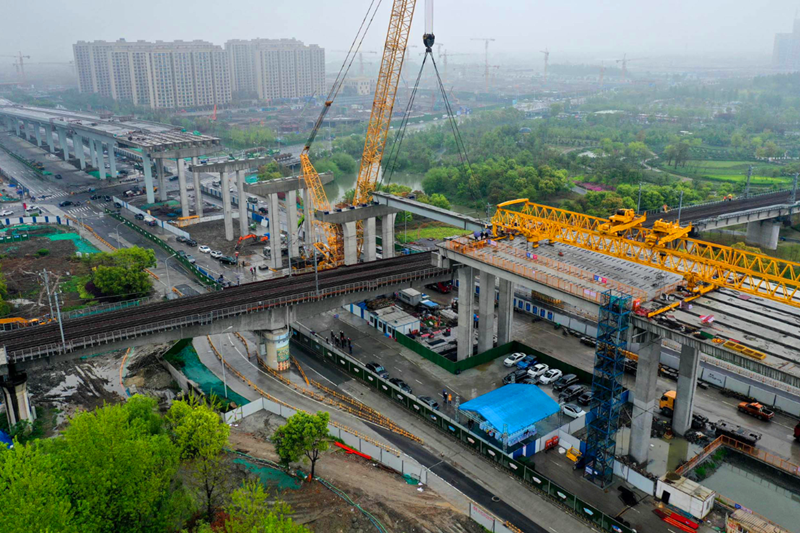 宁波世纪大道快速路上跨北环铁路工程完成首片箱梁吊装