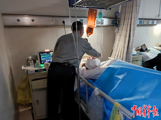 事发后,蔡曦的父亲第一时间赶来照顾他,身上的保安制服都没来得及换。