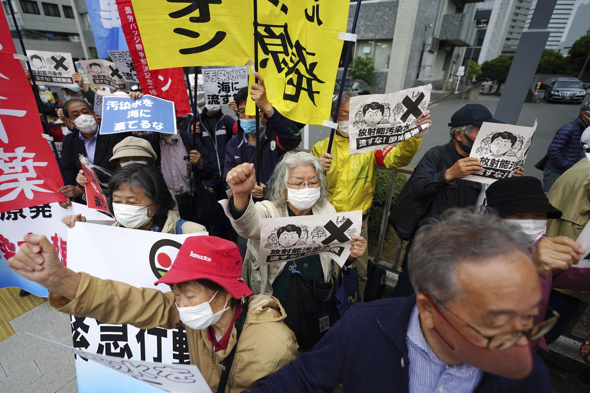 日本东电公司门前民众集会反对福岛核污染水排海计划