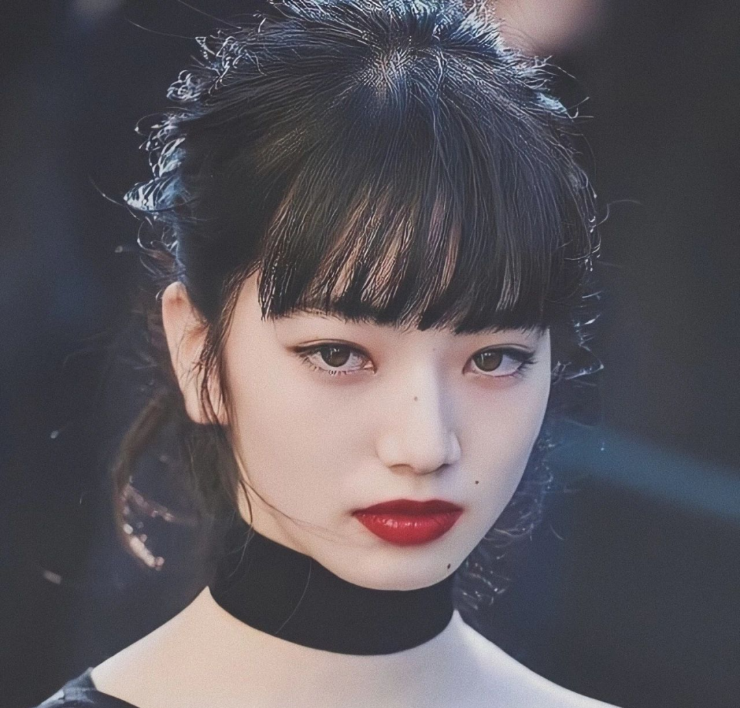 蛇系美貌火出圈?接棒厌世脸的会是她们吗