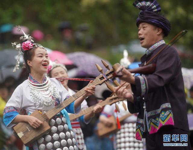 苗族侗族自治州从江县丙妹镇銮里风情园,演员在"三月三"山歌大赛