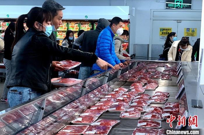 资料图:福州市民在超市购买猪肉。 中新社记者 王东明 摄