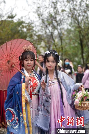 两位女子展示自己的中国风服饰。 王以照 摄