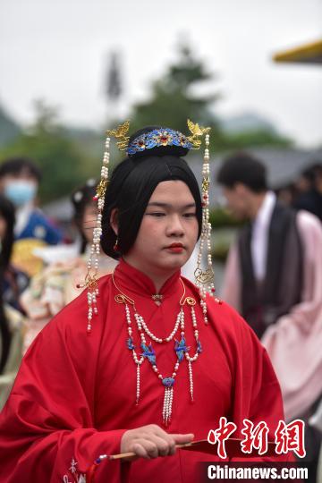 穿着中国风服饰服饰的女子。　王以照 摄