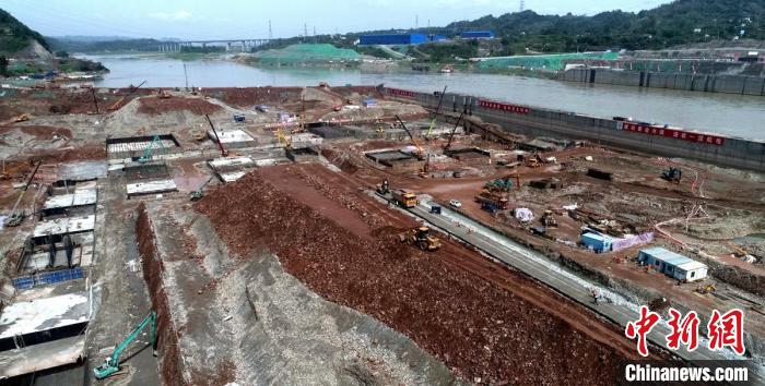 岷江龙溪口航电枢纽工程正在浇筑的泄洪闸及船闸。　刘忠俊 摄