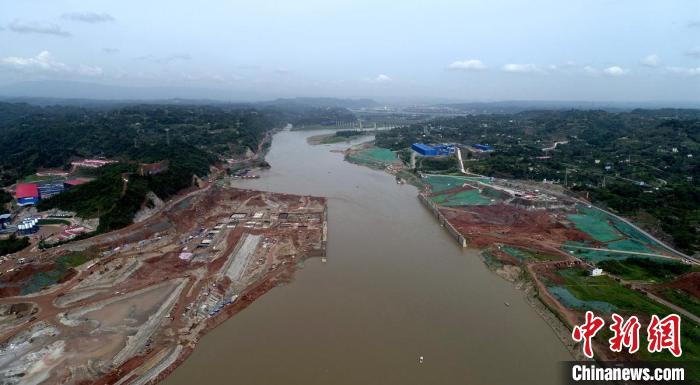 岷江龙溪口航电枢纽工程正在浇筑的泄洪闸及船闸。　刘忠俊 摄