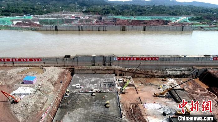 正在建设中的龙溪口航电枢纽工程大坝等。　刘忠俊 摄