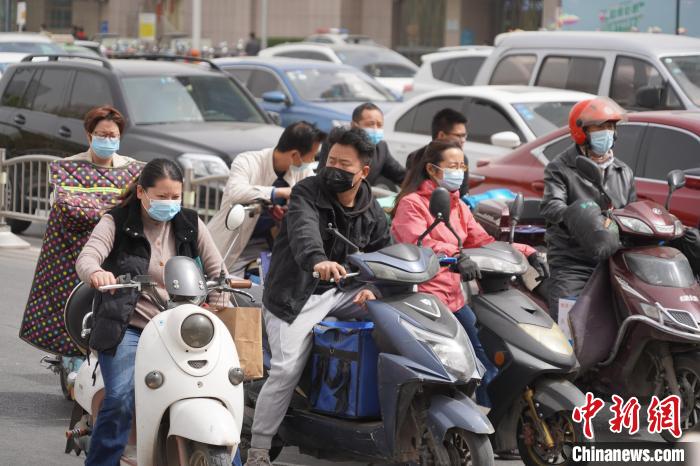 空气严重污染，郑州市民戴口罩出行。　韩章云 摄
