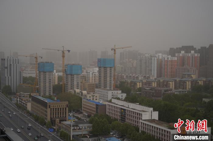 浮尘天气影响下的郑州空气质量严重污染。　韩章云 摄