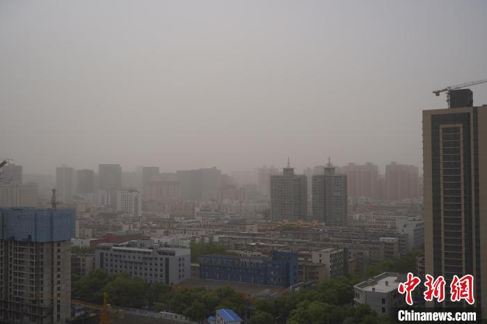 受浮尘天气影响，郑州城市上空灰蒙蒙一片。　韩章云 摄