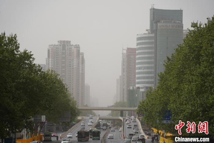 受浮尘天气影响，郑州能见度降低。　韩章云 摄