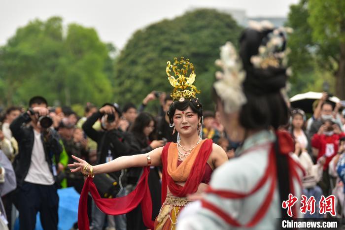 爱好者们穿着中国风服饰进行走秀。 王以照 摄