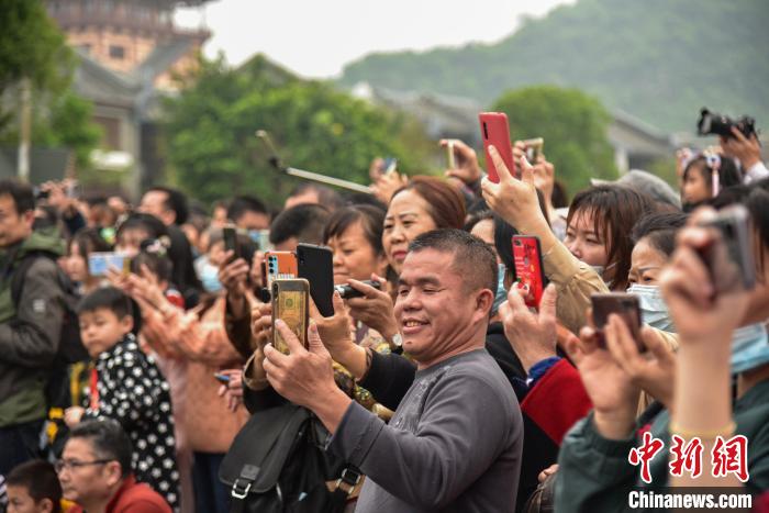 走秀表演让不少观众拿出手机拍照记录。 王以照 摄