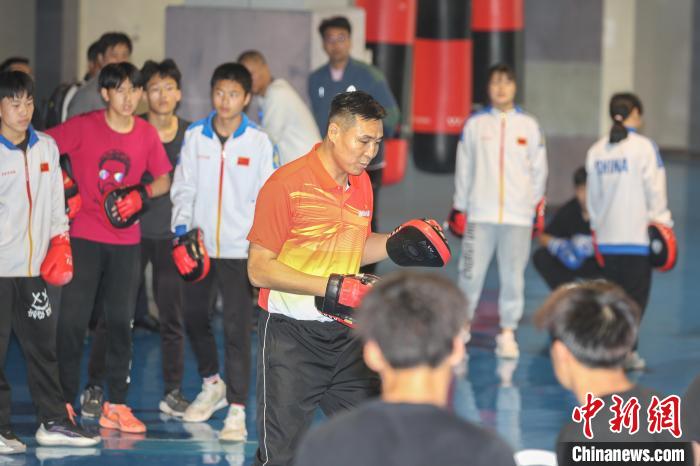 图为奥运会男子拳击81公斤级冠军张小平在训练场上给小运动员讲解指导。 刘力鑫 摄
