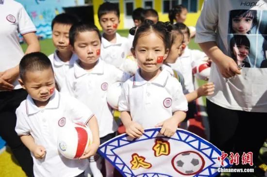 资料图:2018年5月31日,“全国幼儿足球万园工程”捐赠仪式在北京市昌平八仙庄幼儿园举行。中新社记者 杜洋 摄