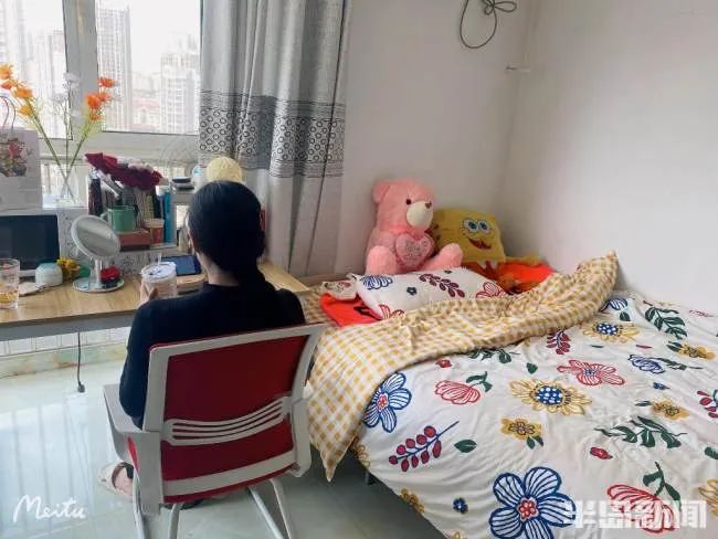 青岛独居女孩被陌生男子盯上!每天堵在路口搭讪!直到有一次,他悄悄跟到了家门口…休闲区蓝鸢梦想 - Www.slyday.coM 青岛独居女孩被陌生男子盯上!每天堵在路口搭讪!直到有一次,他悄悄跟到了家门口…休闲区蓝鸢梦想 - Www.slyday.coM