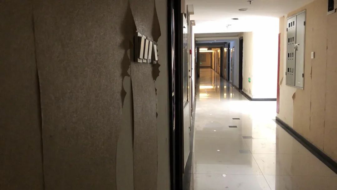 青岛独居女孩被陌生男子盯上!每天堵在路口搭讪!直到有一次,他悄悄跟到了家门口…休闲区蓝鸢梦想 - Www.slyday.coM 青岛独居女孩被陌生男子盯上!每天堵在路口搭讪!直到有一次,他悄悄跟到了家门口…休闲区蓝鸢梦想 - Www.slyday.coM