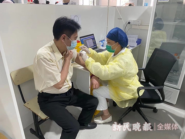 图说:在沪居住台胞接种新冠疫苗。李一能 摄