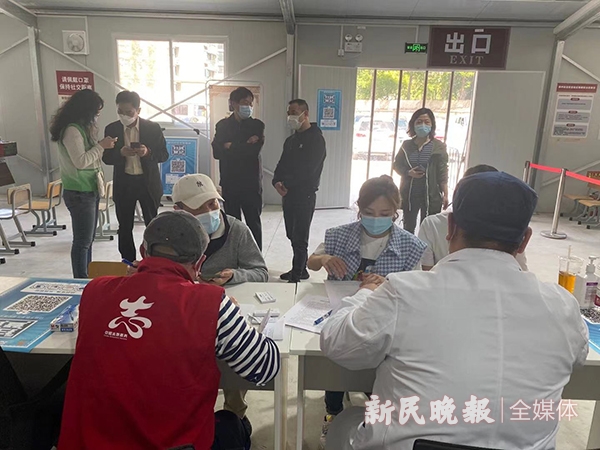 图说:在沪居住台胞预约接种新冠疫苗。李一能 摄