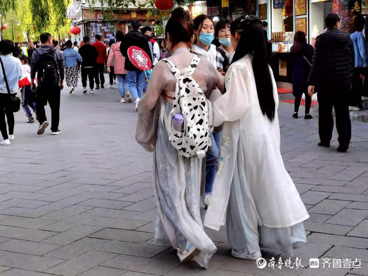 街头流行汉服秀