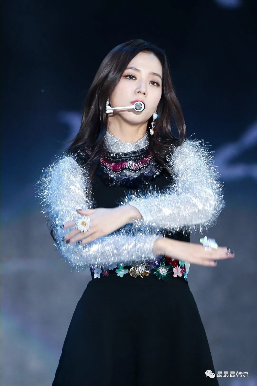 jisoo打歌舞台图片,lisa打歌服照片 年末舞台的jisoo是贵族大小姐没跑了