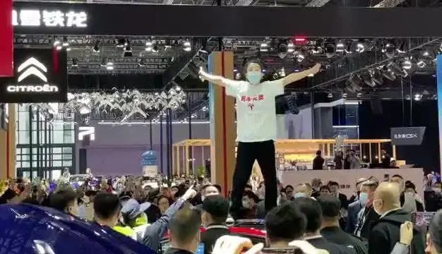 警方通报!上海车展特斯拉“车顶维权”女子被行政拘留休闲区蓝鸢梦想 - Www.slyday.coM 警方通报!上海车展特斯拉“车顶维权”女子被行政拘留休闲区蓝鸢梦想 - Www.slyday.coM