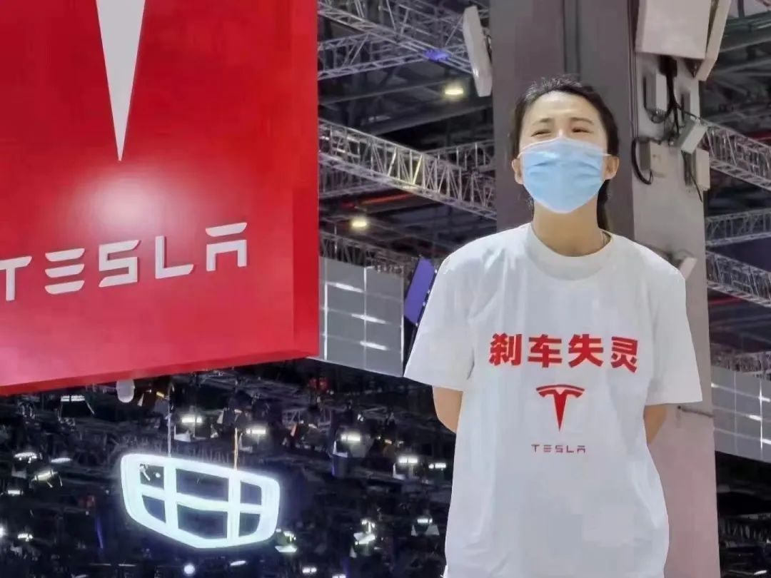 警方通报!上海车展特斯拉“车顶维权”女子被行政拘留休闲区蓝鸢梦想 - Www.slyday.coM 警方通报!上海车展特斯拉“车顶维权”女子被行政拘留休闲区蓝鸢梦想 - Www.slyday.coM