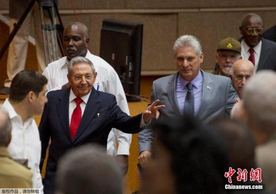 资料图：2018年4月18日，古巴新一届全国人民政权代表大会正式举行，米格尔·迪亚斯-卡内尔在会上被正式提名为国务委员会主席。图为劳尔·卡斯特罗(左)与米格尔·迪亚斯-卡内尔(右)。