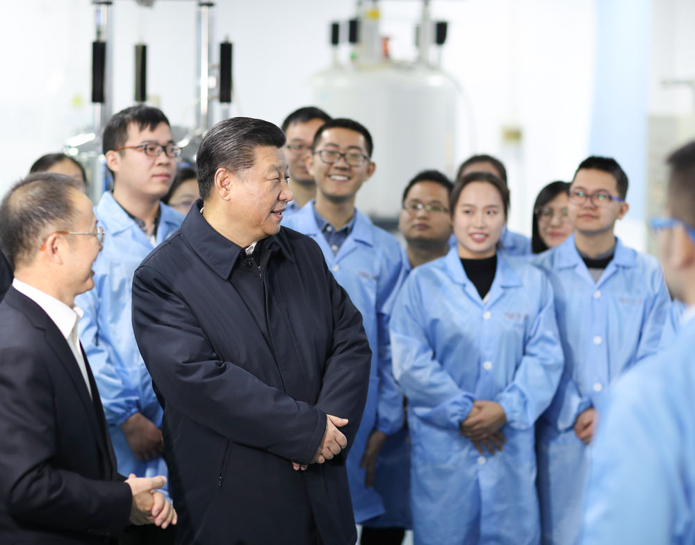 ↑2019年1月17日,习近平在天津南开大学元素有机化学国家重点实验室同师生亲切交流。