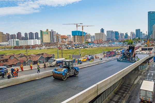 上海北横通道西段工程高架段沥青摊铺完成建设进入冲刺阶段