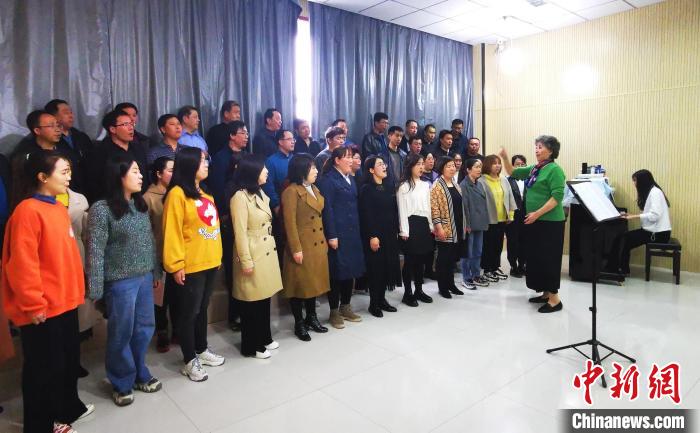 静乐县文化活动中心的排练场内,李克正在辅导合唱团团员。 杨杰英 摄