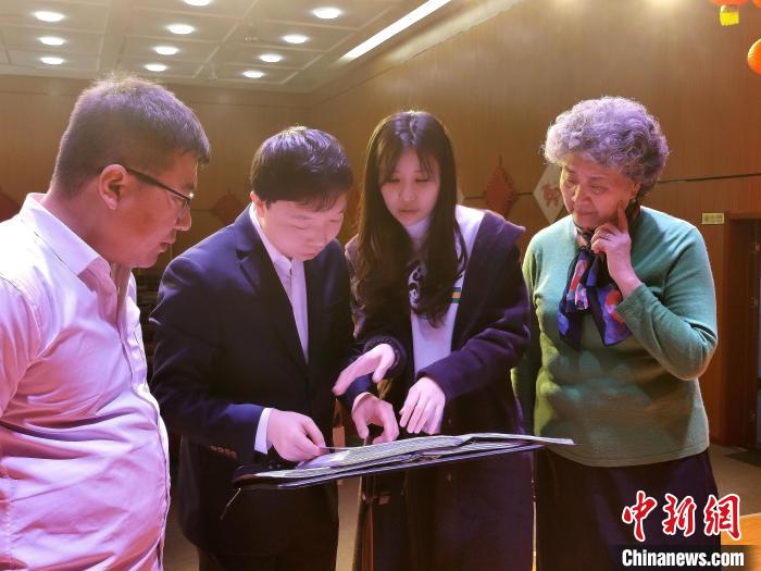 李克和女儿李舒曼正在与合唱团指挥交流。 杨杰英 摄