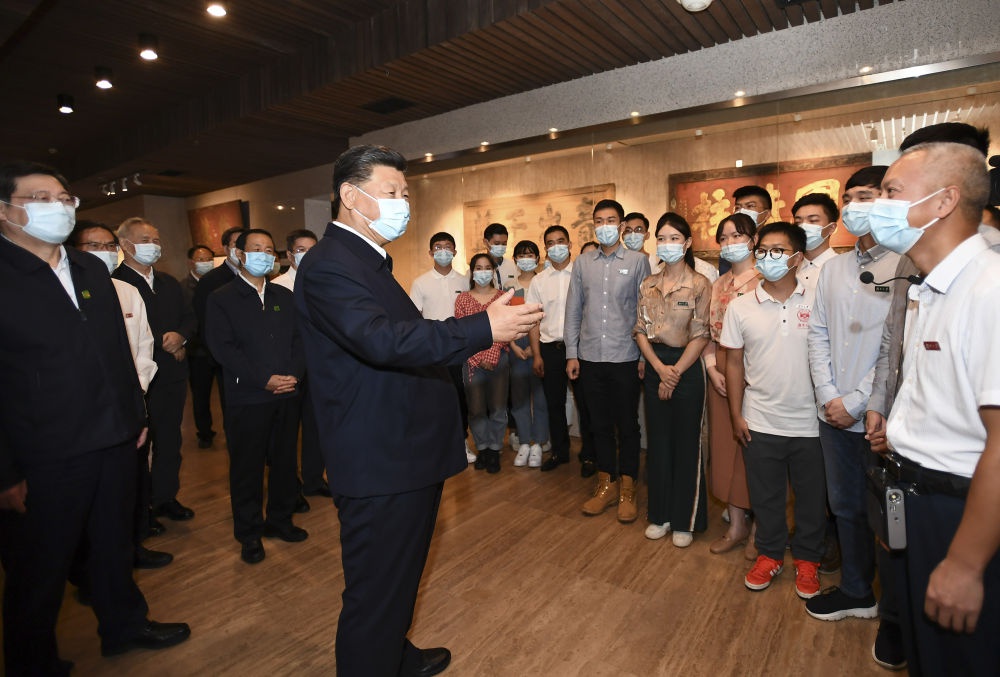 ↑2020年9月17日,习近平在长沙湖南大学岳麓书院,同师生们亲切交流。