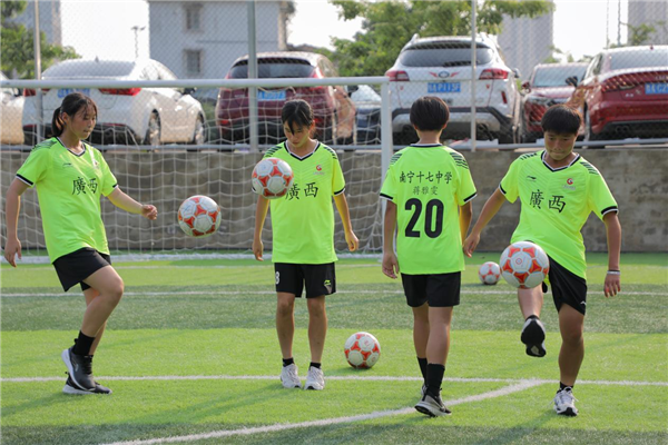 　　广西女足进行训练 （央广网发 姜凇文摄）