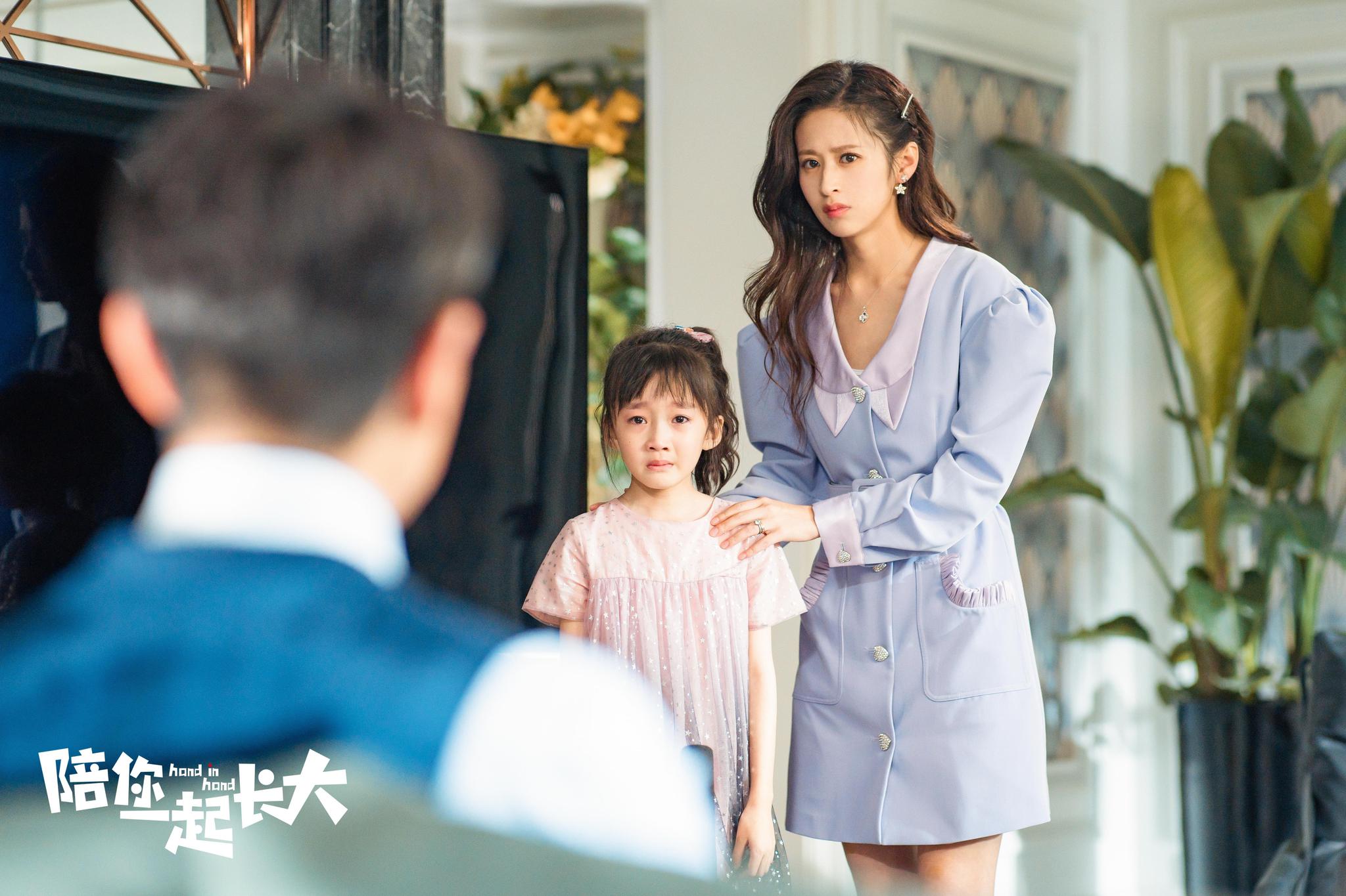 电视剧《陪你一起长大》中，颖儿饰演全职妈妈林芸芸。