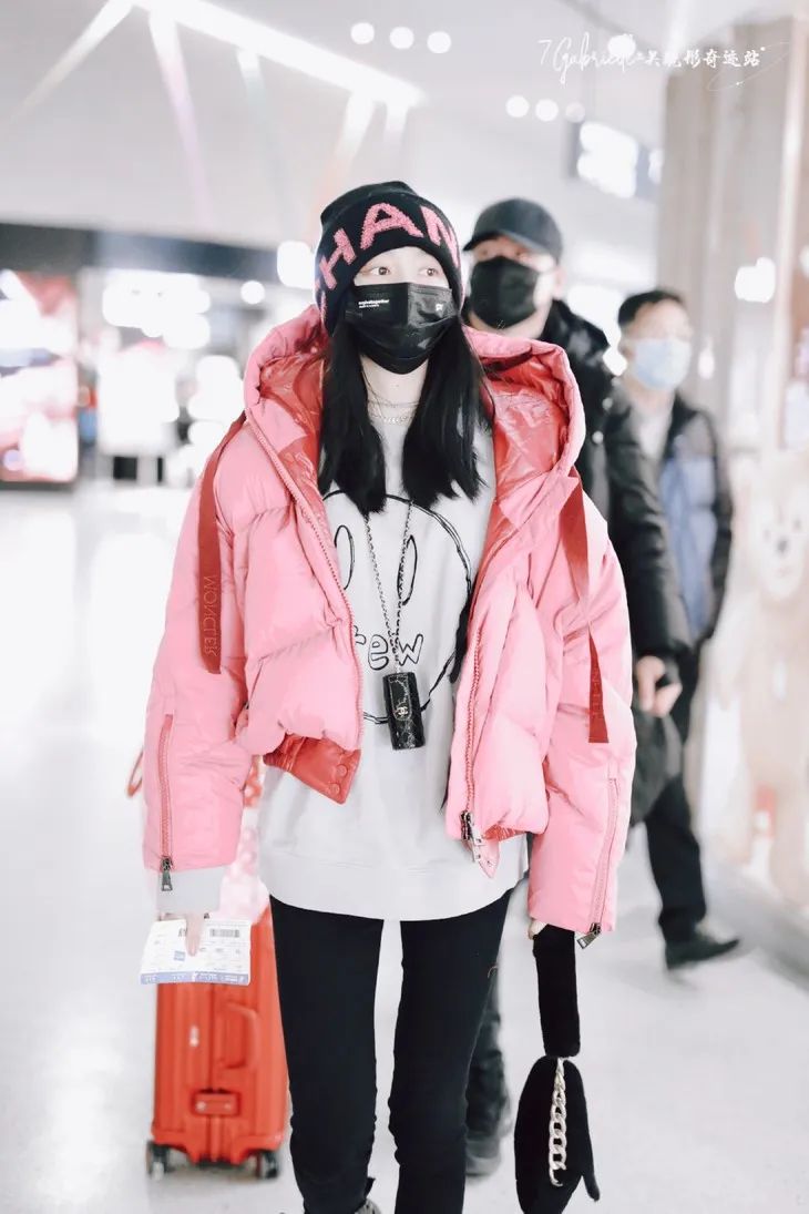 帽子、包袋：CHANEL 羽绒服：MONCLER 内搭：DREW HOUSE