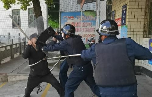 防暴防恐铭于心警校联手护平安沙洋县后港中学开展防暴防恐应急处突演