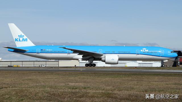 荷兰航空一架全新波音777客机,在史基浦机场推出时被廊桥剐蹭