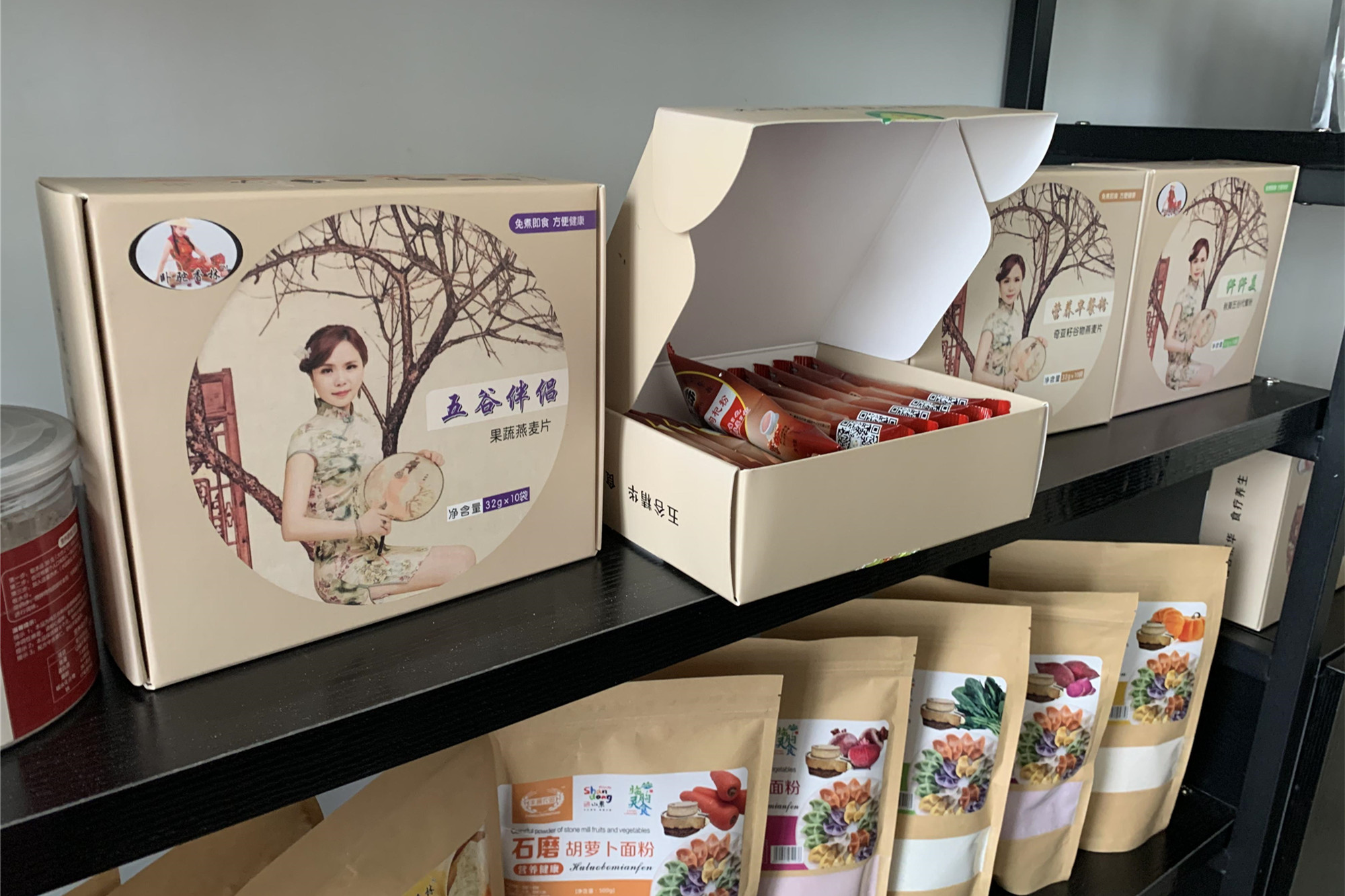五彩小麦、石磨面粉……她返乡创业开发的多彩农产品年售额超千万! 第2张 五彩小麦、石磨面粉……她返乡创业开发的多彩农产品年售额超千万! 第2张