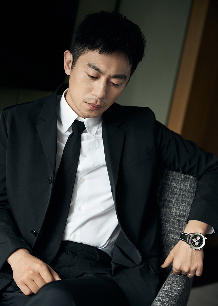 朱亚文穿黑色西装拍写真尽显型男魅力