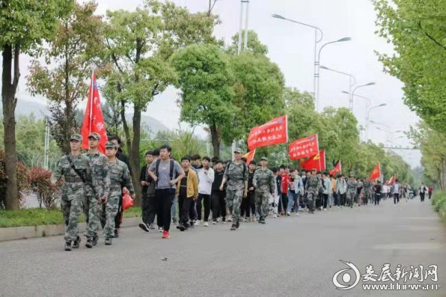 娄底潇湘职业技术学院汽车机电工程学院开展15公里远足拉练活动